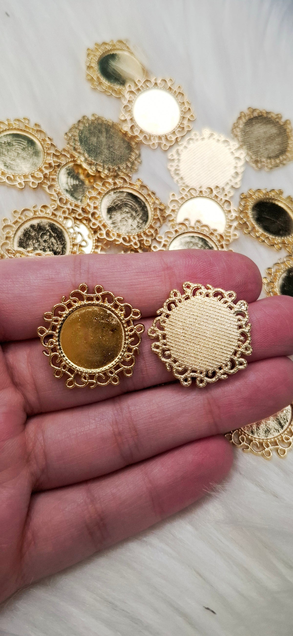 High-Quantity, imported floral Round cabochon base / bezel for diy pendants , bracelet, earrings Gold/ silver