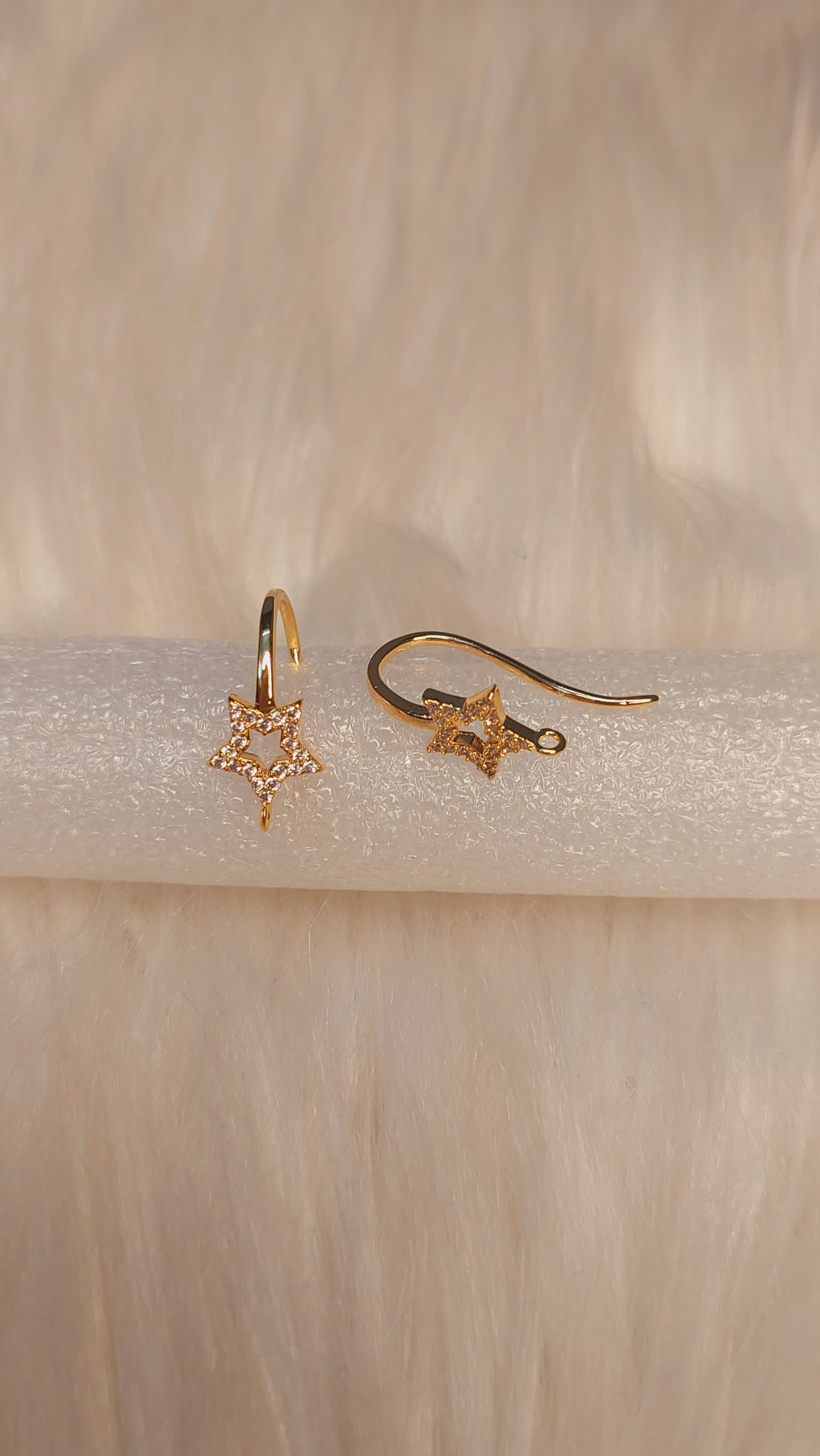 1 pair of Gold-Plated/ Stainless Steel Star Hooks for Jewellery